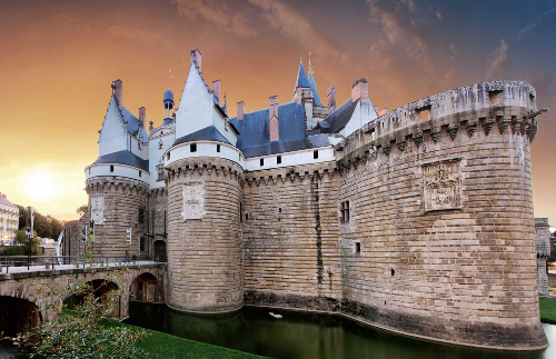 V&eacute; m&aacute;y bay đi Nantes 