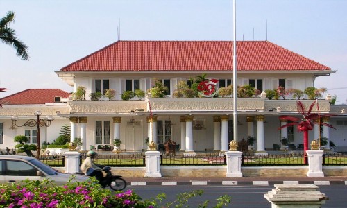 Lâu đài Grahadi ve may bay tu ha noi di Surabaya