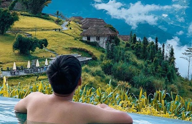 Hồ bơi giữa lưng chừng Sapa