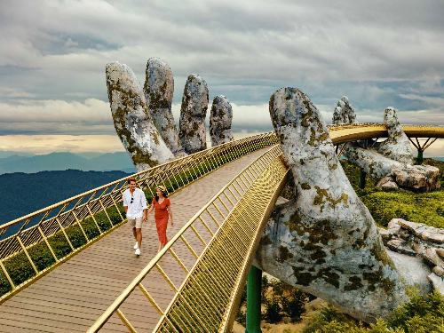 Cầu V&agrave;ng B&agrave; N&agrave; Hills