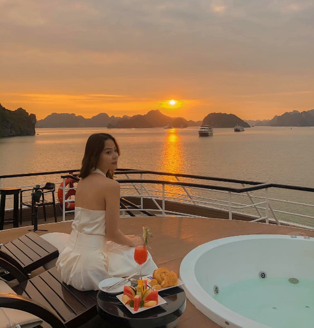 ho&agrave;ng h&ocirc;n vịnh Hạ Long