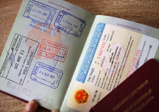 Người nước ngoài xin thẻ tạm trú đầu tư cần có visa Việt Nam có ký hiệu ĐT còn hạn thẻ tạm trú cho nhà đầu tư nước ngoài