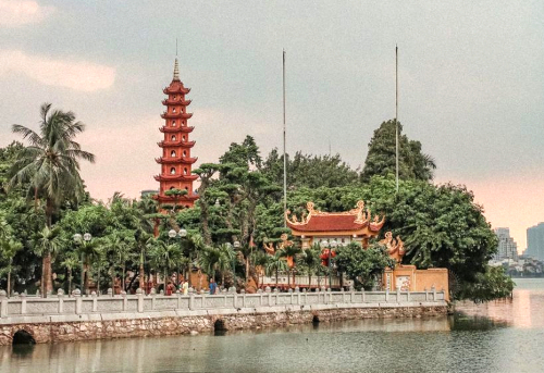 Ch&ugrave;a Trấn Quốc H&agrave; Nội