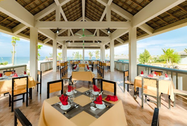 Kh&aacute;ch sạn Quảng B&igrave;nh gần biển