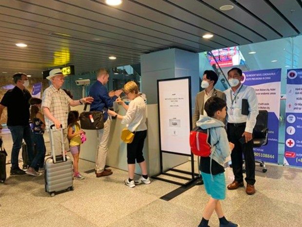 bi sot co duoc len may bay khong