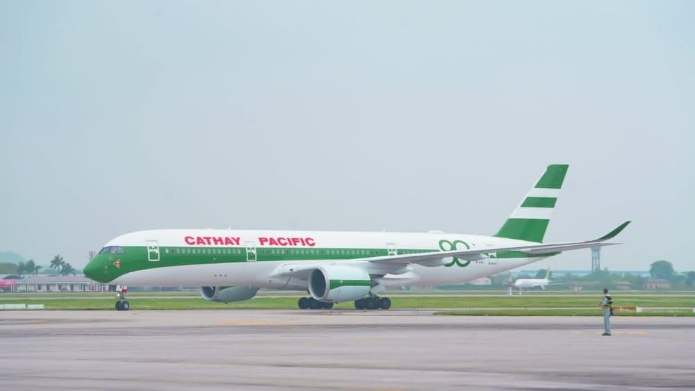M&aacute;y bay Cathay Pacific tại s&acirc;n bay