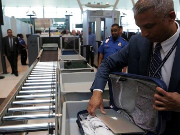 laptop co duoc ky gui khong