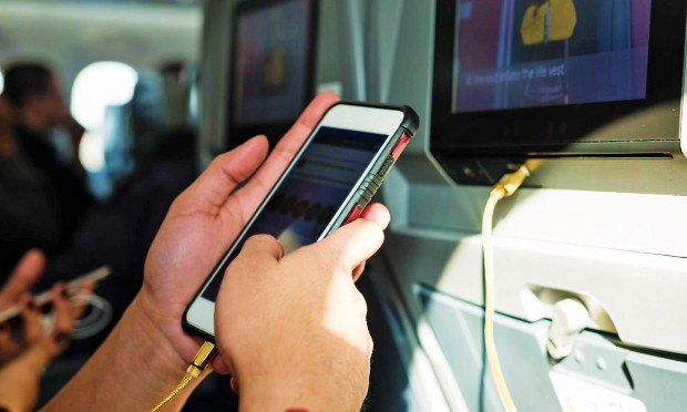 L&ecirc;n m&aacute;y bay c&oacute; được d&ugrave;ng điện thoại kh&ocirc;ng