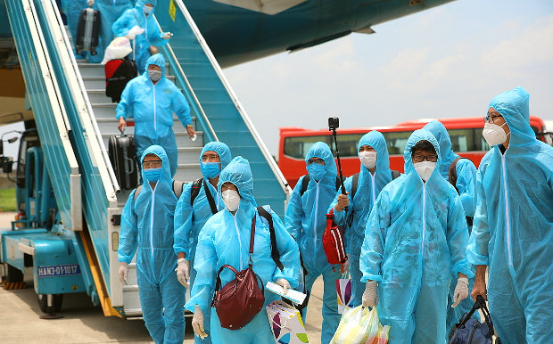 v&eacute; m&aacute;y bay H&agrave; Lan về Việt Nam