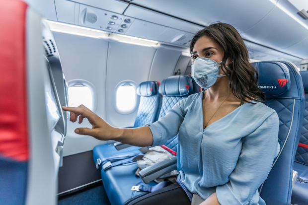 Hành khách cần phải đeo khẩu trang trong suốt hành trình bay các chuyến bay Việt Nam đi quốc tế