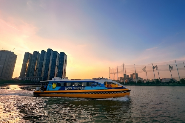 Thưởng l&atilde;m ho&agrave;ng h&ocirc;n tr&ecirc;n xe bus s&ocirc;ng Saigon Waterbus