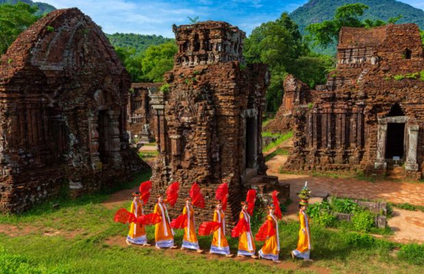 Thánh địa Mỹ Sơn là quần thể đền tháp cổ mang đậm dấu ấn vương quốc Chăm Pa xưa 