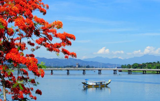 tour-du-lich-hue-3-ngay-2-dem Đi thuyền trên sông Hương cảm nhận vẻ đẹp của Huế một cách lãng mạn