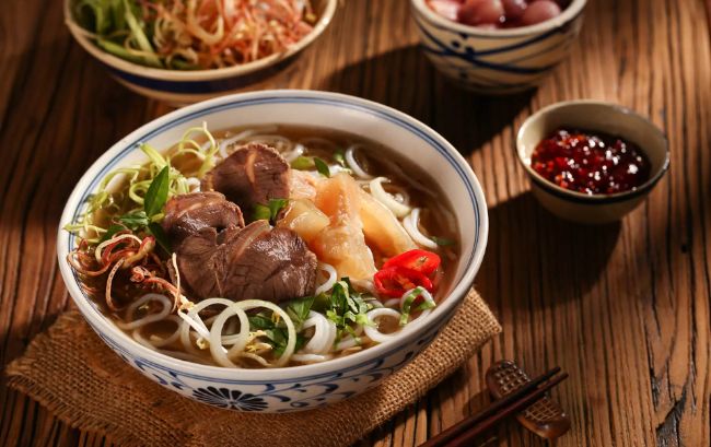 tour-du-lich-hue-bun-bo Bún bò Huế là món ăn đặc sản nổi danh được nhiều du khách yêu thích