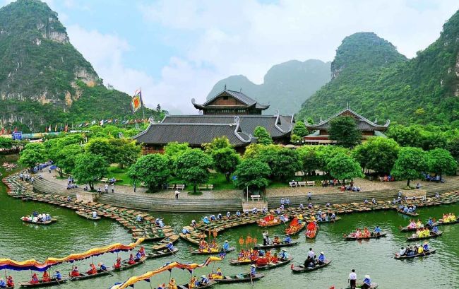 tour-du-lich-ninh-binh-2-ngay-1-dem Du khách ngỡ ngàng trước vẻ đẹp cổ kính của Cố đô Hoa Lư