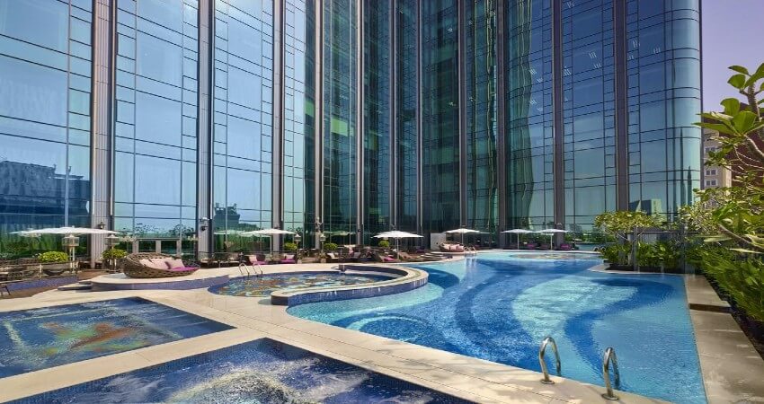 Hồ bơi The Reverie - top khách sạn lớn nhất Saigon 