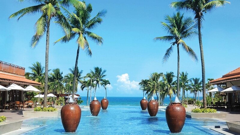 Furama Resort 5 sao Đà Nẵng có hồ bơi lớn thẳng ra biển