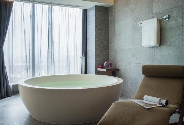 bồn tắm sang chảnh của Khách sạn Pullman