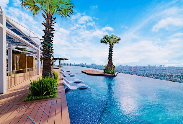 hồ bơi vô cực của khách sạn La Vela Saigon