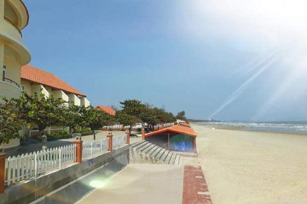 BAN CÔNG PHÒNG NGHỈ HƯỚNG BIỂN TẠI HẢI DƯƠNG INTOURCO RESORT ĐÓN GIÓ MÁT