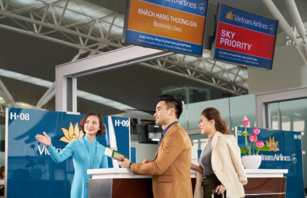 H&agrave;nh kh&aacute;ch l&agrave;m thủ tục check-in tại khu vực quốc tế s&acirc;n bay T&acirc;n Sơn Nhất