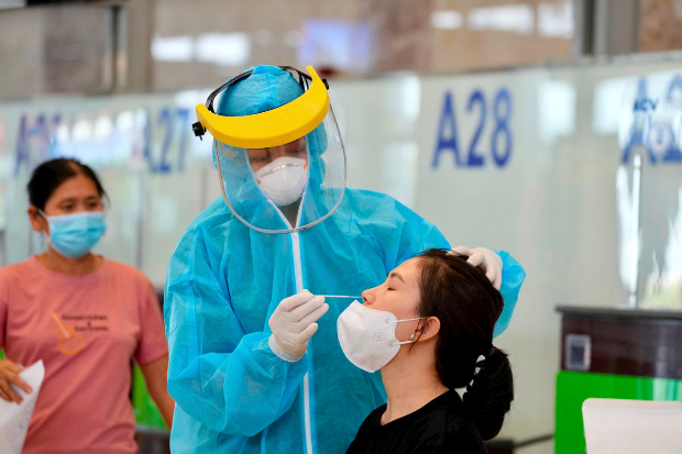 Hành khách có kết quả xét nghiệm âm tính với Covid-19 khi đi máy bay nếu chưa tiêm vaccine mở lại đường bay nội địa