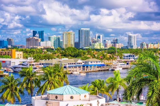 Khung cảnh Fort Lauderdale với hệ thống k&ecirc;nh đ&agrave;o, du thuyền v&agrave; c&aacute;c t&ograve;a nh&agrave; cao tầng ven s&ocirc;ng