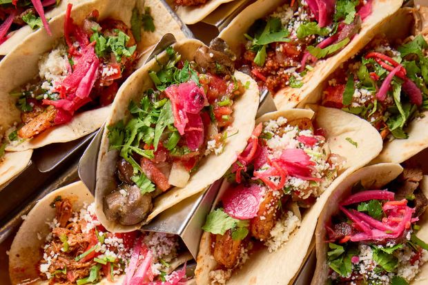 Tacos kiểu Mexico với thịt, rau m&ugrave;i, sốt salsa v&agrave; h&agrave;nh t&iacute;m ng&acirc;m chua