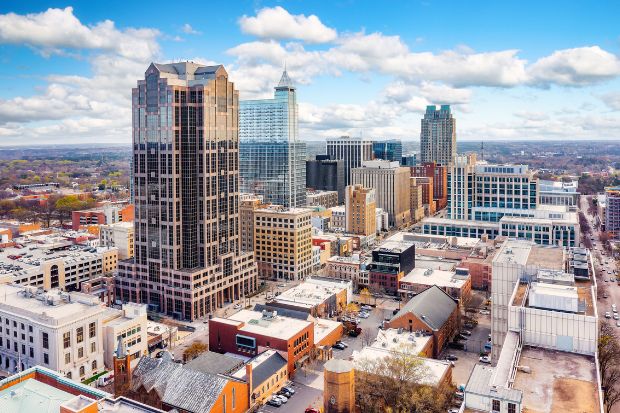 To&agrave;n cảnh trung t&acirc;m Raleigh với t&ograve;a th&aacute;p 150 Fayetteville St nổi bật