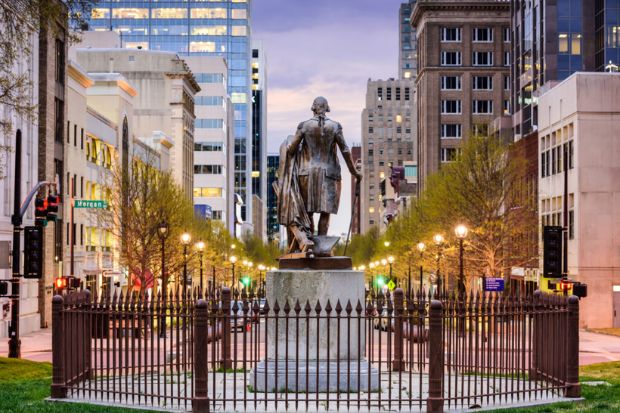 Tượng đồng George Washington trong khu&ocirc;n vi&ecirc;n T&ograve;a nh&agrave; Đại hội bang Bắc Carolina, Raleigh