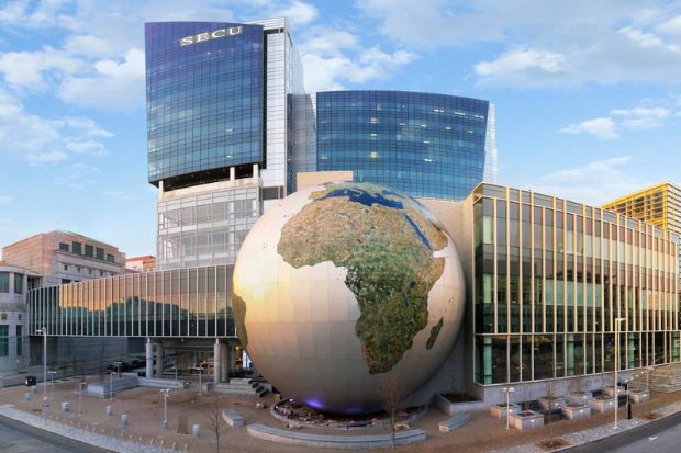 Bảo t&agrave;ng Khoa học Tự nhi&ecirc;n Bắc Carolina với quả cầu SECU Daily Planet, Raleigh