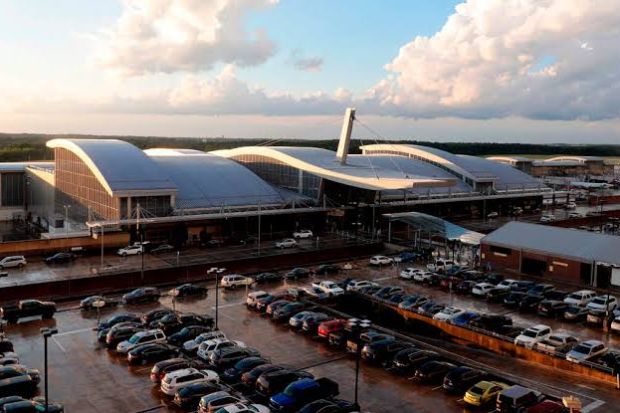 Nh&agrave; ga 2 s&acirc;n bay quốc tế Raleigh-Durham (RDU) với thiết kế m&aacute;i cong đặc trưng 