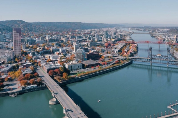 To&agrave;n cảnh th&agrave;nh phố Portland (Oregon) b&ecirc;n d&ograve;ng s&ocirc;ng Willamette với cầu Broadway nổi tiếng