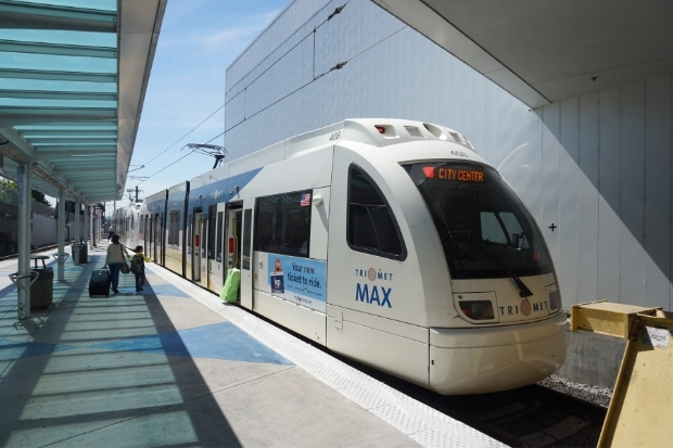 T&agrave;u điện MAX Light Rail kết nối với trung t&acirc;m th&agrave;nh phố Portland&nbsp;