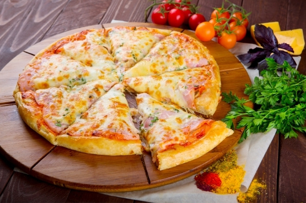 B&aacute;nh pizza n&oacute;ng hổi vừa ra l&ograve; với lớp topping phong ph&uacute; v&agrave; đế b&aacute;nh gi&ograve;n rụm