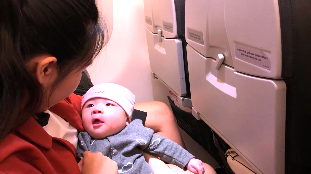 kinh nghiệm đi m&aacute;y bay cho trẻ sơ sinh