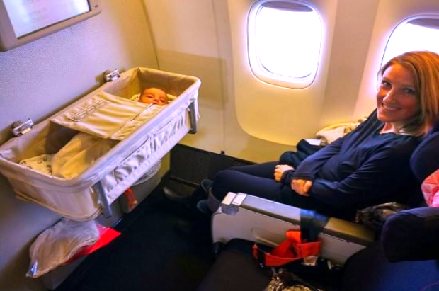 kinh nghiệm đi m&aacute;y bay cho trẻ sơ sinh