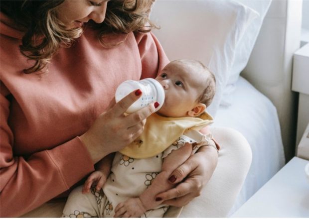 kinh nghiệm đi m&aacute;y bay cho trẻ sơ sinh