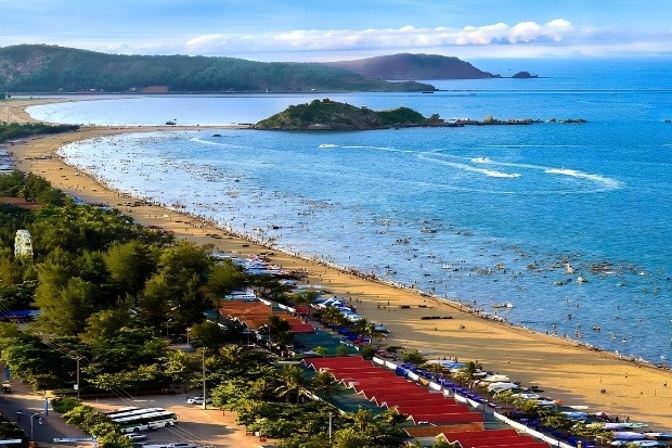  B&atilde;i biển Cửa L&ograve; Nghệ An từ tr&ecirc;n cao xanh mướt