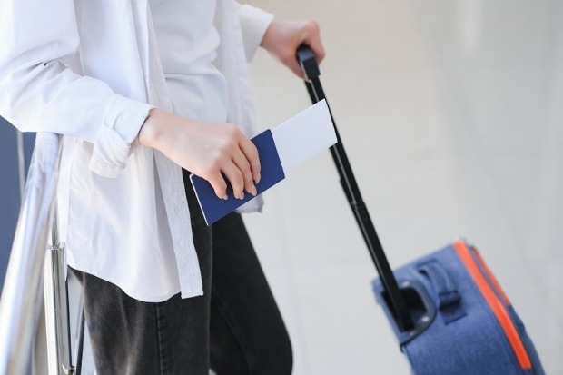 H&agrave;nh kh&aacute;ch chuẩn bị l&ecirc;n m&aacute;y bay tại s&acirc;n bay Vinh