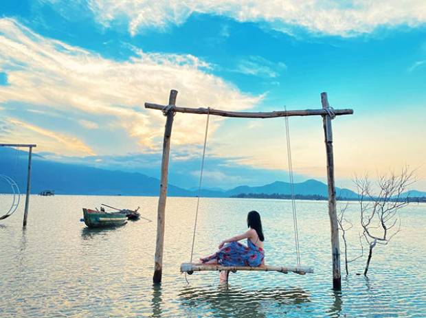 Đầm Lập An khung cảnh thơ mộng, đốn tim nhiều du khách Vé máy bay đi Huế tháng 8