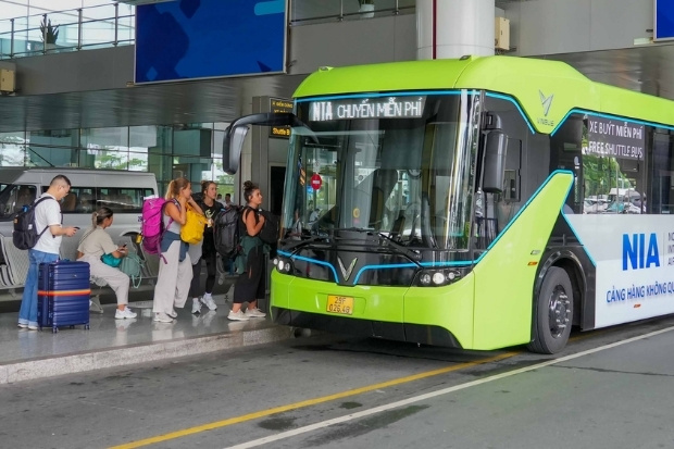 Xe bus di chuyển giữa nh&agrave; ga T1 v&agrave; T2 tại s&acirc;n bay dịp Tết