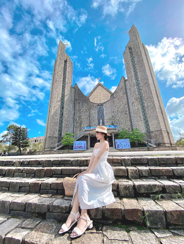 Tháng 3 đến Huế trong tiết trời xuân cùng nhiều điểm tham quan nức tiếng hứa hẹn mang đến nhiều trải nghiệm thú vị. Vé máy bay đi Huế tháng 3