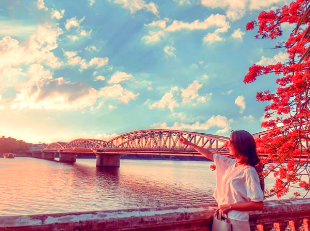 vé máy bay đi Huế tháng 4