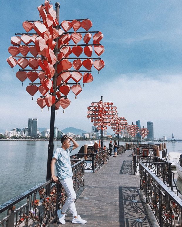 Cầu khóa tình yêu điểm hẹn các cặp đôi Vé máy bay Bamboo đi Đà Nẵng