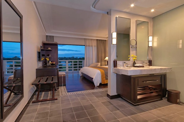 Phòng ngủ tại Azerai La Residence Hue Hotel & Spa