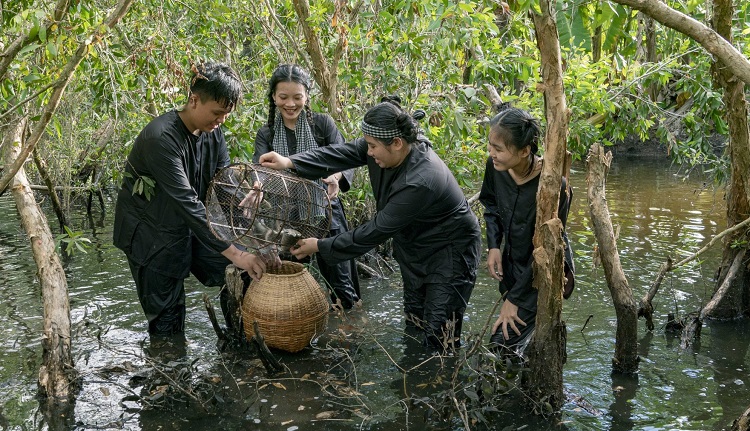 Du khách hào hứng khi tham gia hoạt động bắt cá, cua ở Cà Mau Thời điểm du lịch Cà Mau