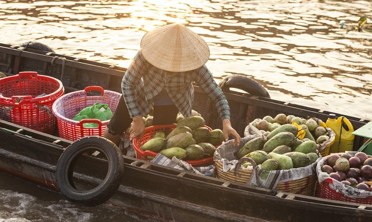 Hoạt động buôn bán tấp nập với đa dạng mặt hàng thực phẩm tại chợ nổi Cà Mau Chợ nổiCà Mau