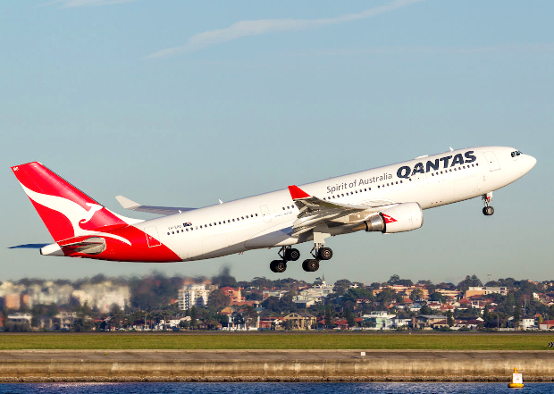 v&eacute; m&aacute;y bay Qantas Airways