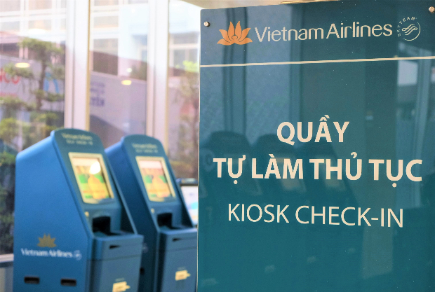 l&agrave;m thủ tục tại s&acirc;n bay